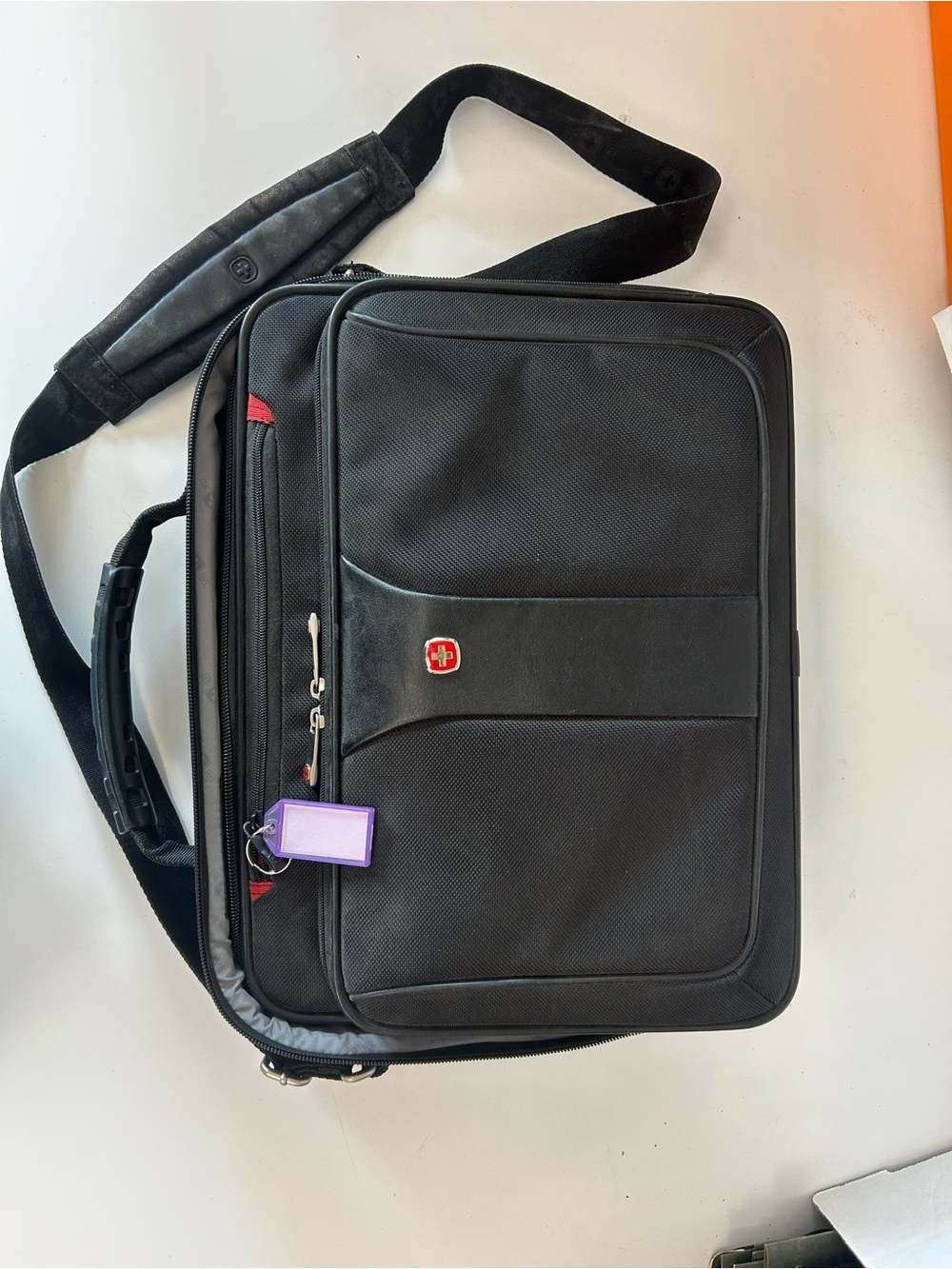 Black Men's Laptop Messenger Bag - Swiss Gear